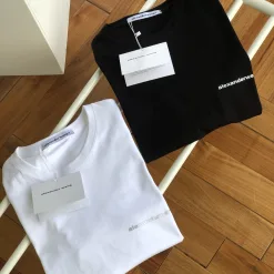 Hochwertige Alexander Wang Kurzarm-Kollektion mit weißem Logo