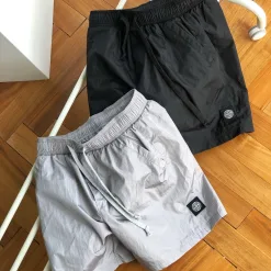 Luxuriöse Shorts aus der Logo-Kollektion von Stone Island in Silber