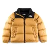 Luxuriöse Daunenjacke von The North Face im goldenen Nylon-Stickerei-Stil