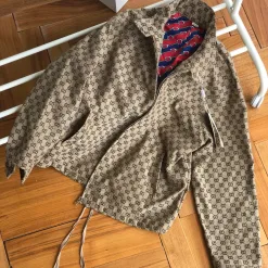 Hochwertiger Mantel im Seidendruck-Stil von Gucci