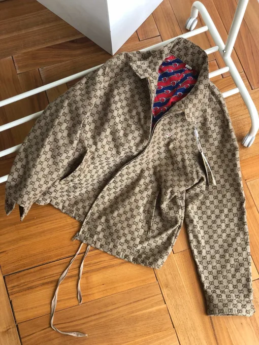 Hochwertiger Mantel im Seidendruck-Stil von Gucci