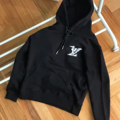 Hochwertige Louis Vuitton Sweatshirts in Schwarz, bestickte Kollektion