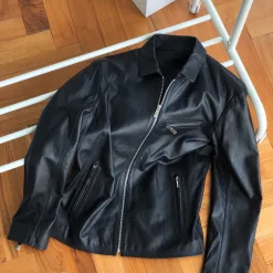 Hochwertige Fendi-Jacken aus schwarzem Leder, klassische Kollektion