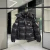 Hochwertige irreführende Daunenjacke aus der weißen Nylonstreifenkollektion