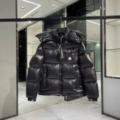 Hochwertige irreführende Daunenjacke aus der weißen Nylonstreifenkollektion