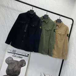Hochwertiges Stone Island-Hemd in Schwarz aus Baumwolle im einfarbigen Stil