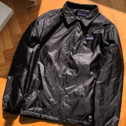Hochwertige Coach-Jacke aus schwarzem Polyester, karierte Kollektion