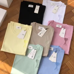 Hochwertiges Ami Kurzarm-Shirt im rosa bestickten Stil
