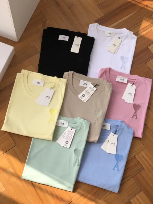 Hochwertiges Ami Kurzarm-Shirt im rosa bestickten Stil