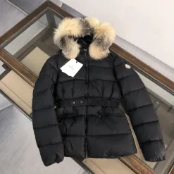 Hochwertige Moncler Daunenjacke in Schwarz im Oversize-Stil