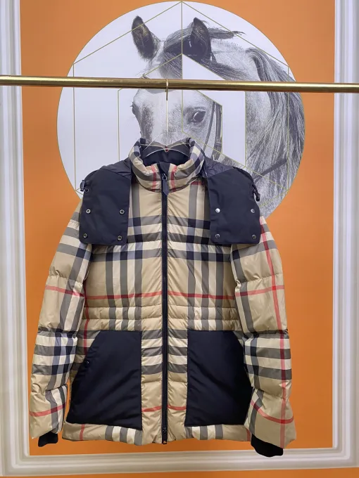 Luxus-Daunenjacke von Burberry aus der Kollektion aus Polyester mit Karomuster in Khaki