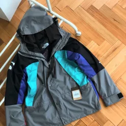 Hochwertiger The North Face Windbreaker im Patchwork-Stil