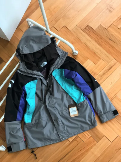 Hochwertiger The North Face Windbreaker im Patchwork-Stil