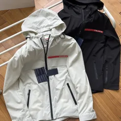 Premium Prada Jacken Schwarz Polyester Logo Luxus