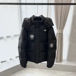 Premium New Balance Daunenjacke aus schwarzem Nylon mit Logo-Kollektion