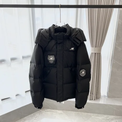 Premium New Balance Daunenjacke aus schwarzem Nylon mit Logo-Kollektion
