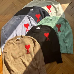 Hochwertiger Ami Pullover aus schwarzer Wolle im bestickten Stil
