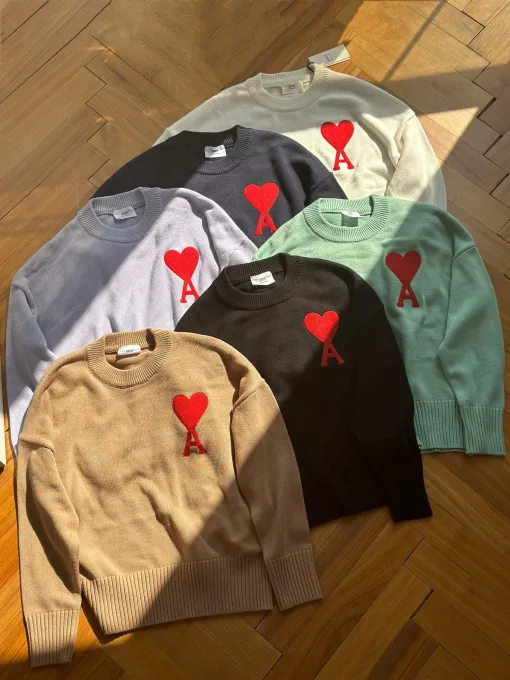 Hochwertiger Ami Pullover aus schwarzer Wolle im bestickten Stil