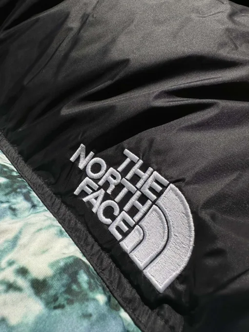 Luxuriöse Daunenjacke von The North Face im bestickten Stil aus weißem Nylon