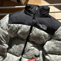 Hochwertige Daunenjacke von The North Face im weißen Nylon-Stickerei-Stil