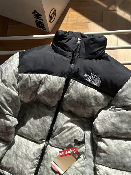 Hochwertige Daunenjacke von The North Face im weißen Nylon-Stickerei-Stil