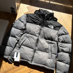 Hochwertige Daunenjacke von The North Face in Grau, Nylon, bestickt, Luxus