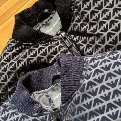 Bestseller: Armani Daunenjacke im schwarzen Print-Stil