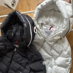 Hochwertige Moncler Daunenjacken Black Logo Kollektion