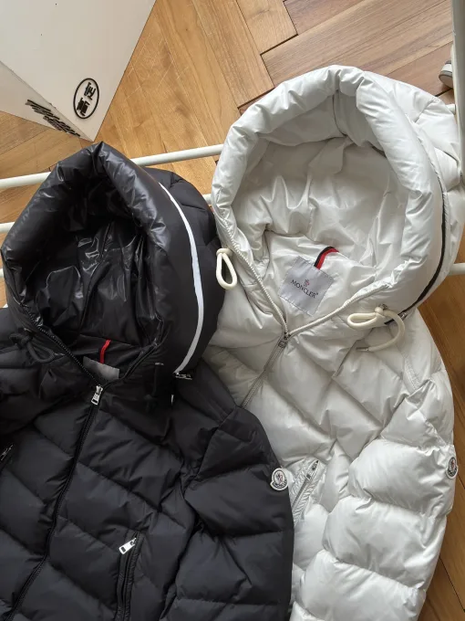 Hochwertige Moncler Daunenjacken Black Logo Kollektion