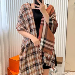 Hochwertiger Burberry Schal aus der Solid Collection