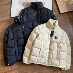 Hochwertige Armani Daunenjacken aus weißem Nylon mit Logo-Kollektion