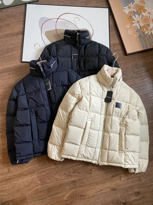 Hochwertige Armani Daunenjacken aus weißem Nylon mit Logo-Kollektion