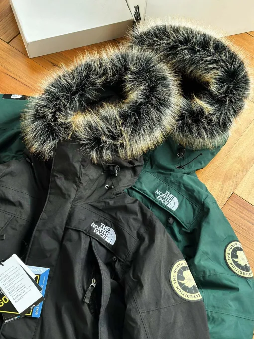 Luxus-Daunenjacke von The North Face aus schwarzer Nylon-Stickerei-Kollektion