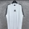 Hochwertiges Adidas Kurzarmshirt mit schwarzen Baumwollstreifen, Luxus