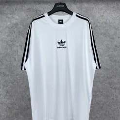 Hochwertiges Adidas Kurzarmshirt mit schwarzen Baumwollstreifen, Luxus
