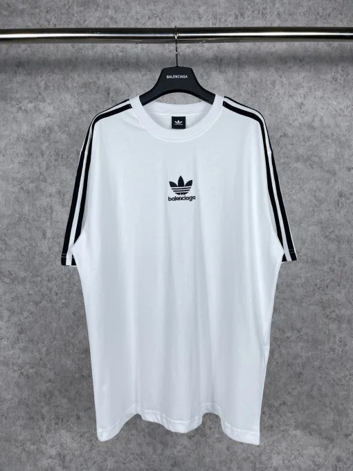Hochwertiges Adidas Kurzarmshirt mit schwarzen Baumwollstreifen, Luxus