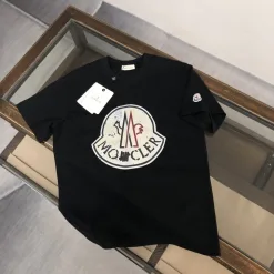 Hochwertige Moncler Kurzarm-Kollektion mit schwarzem Baumwolldruck