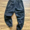 Luxus-Jeans von Carhartt aus silbernem Denim im minimalistischen Stil