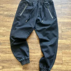 Luxus-Jeans von Carhartt aus silbernem Denim im minimalistischen Stil