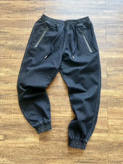 Luxus-Jeans von Carhartt aus silbernem Denim im minimalistischen Stil