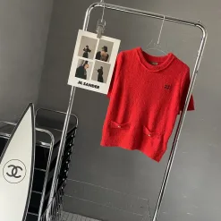Hochwertiger Miu Miu Kurzarm-Strick im roten Logo-Stil