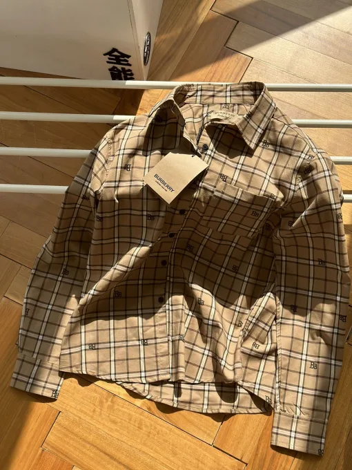 Hochwertige Burberry-Hemden aus Baumwolle im Karo-Stil