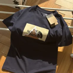 Premium The North Face Kurzarmhemd im Logo-Stil aus Baumwolle in Marineblau