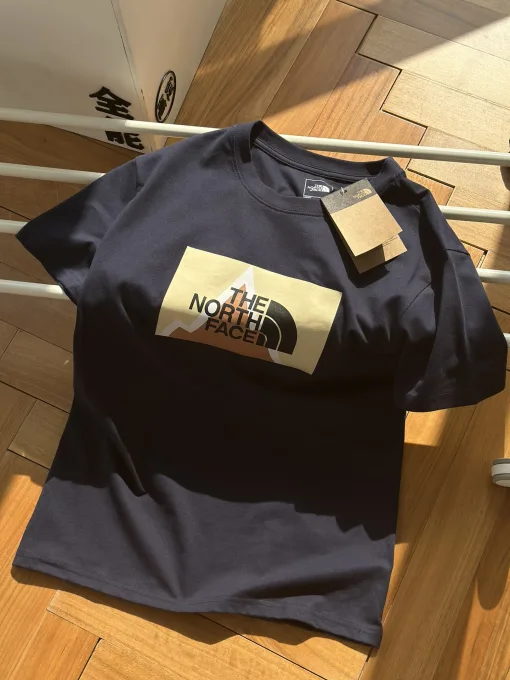 Premium The North Face Kurzarmhemd im Logo-Stil aus Baumwolle in Marineblau
