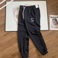 Hochwertige Nike Jogginghose aus schwarzer Baumwolle mit Stickerei