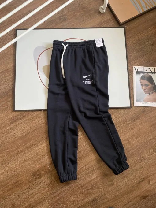 Hochwertige Nike Jogginghose aus schwarzer Baumwolle mit Stickerei