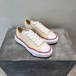 Luxus-Sneakers von Vans im klassischen Stil