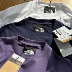 Hochwertiges The North Face Kurzarmshirt im Marine-Monogramm-Stil