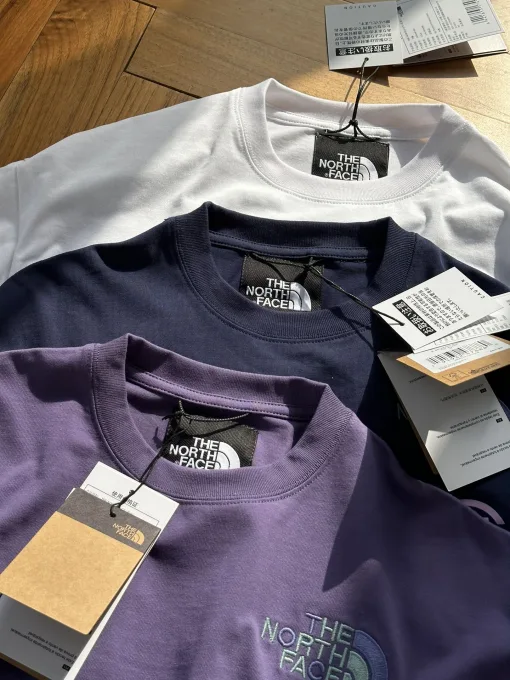 Hochwertiges The North Face Kurzarmshirt im Marine-Monogramm-Stil