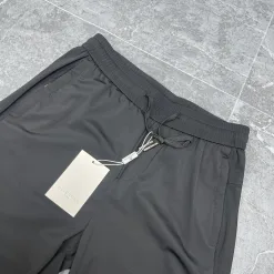 Luxuriöse Jogginghose von Givenchy aus der Black Logo Collection